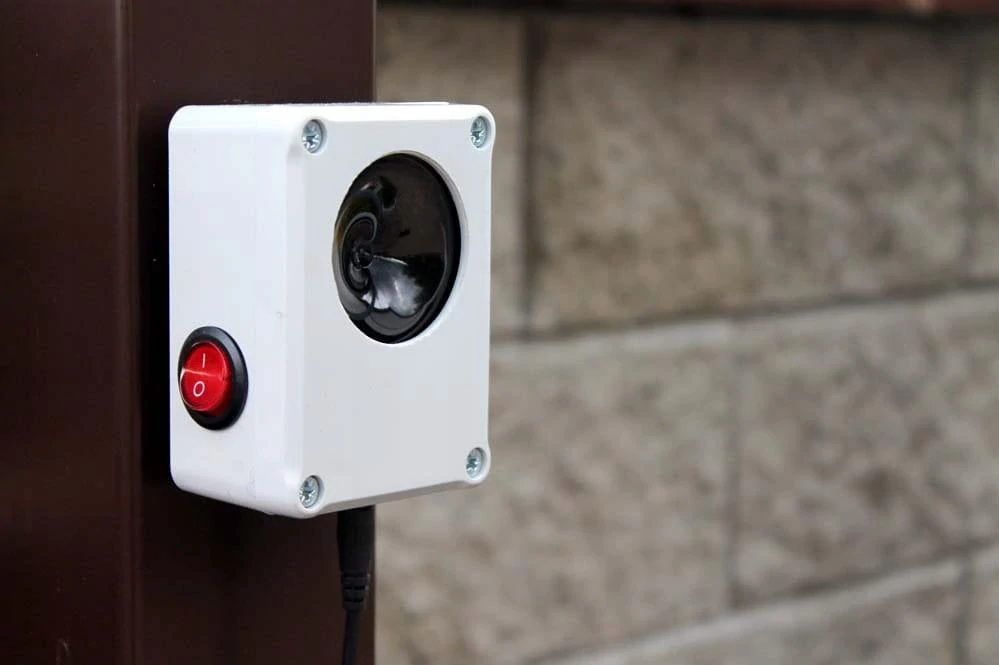 Profesionální odpuzovač kun a myší -dosah 1500m2  STRONG -C100